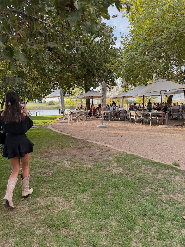 Sophie walking into the restaurant garden at Eikendal