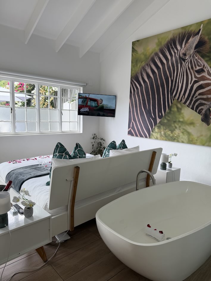 TheLAB room and bathtub